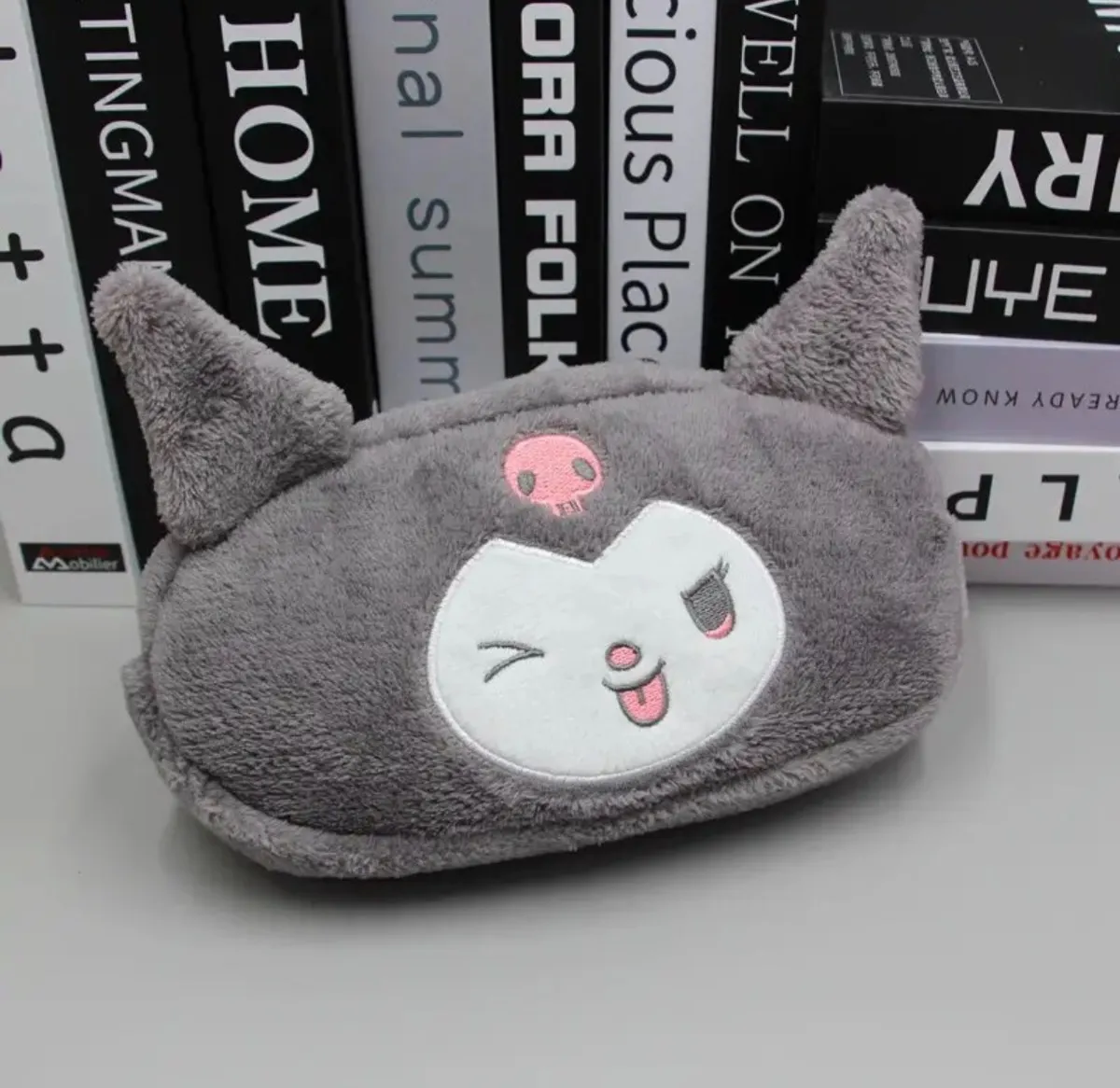 Estuche de Peluche Sanrio Kuromi + Pin de Regalo