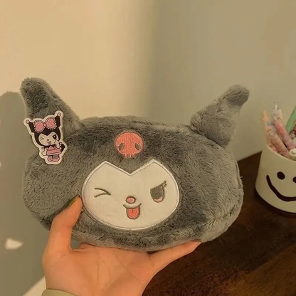 Estuche de Peluche Sanrio Kuromi + Pin de Regalo