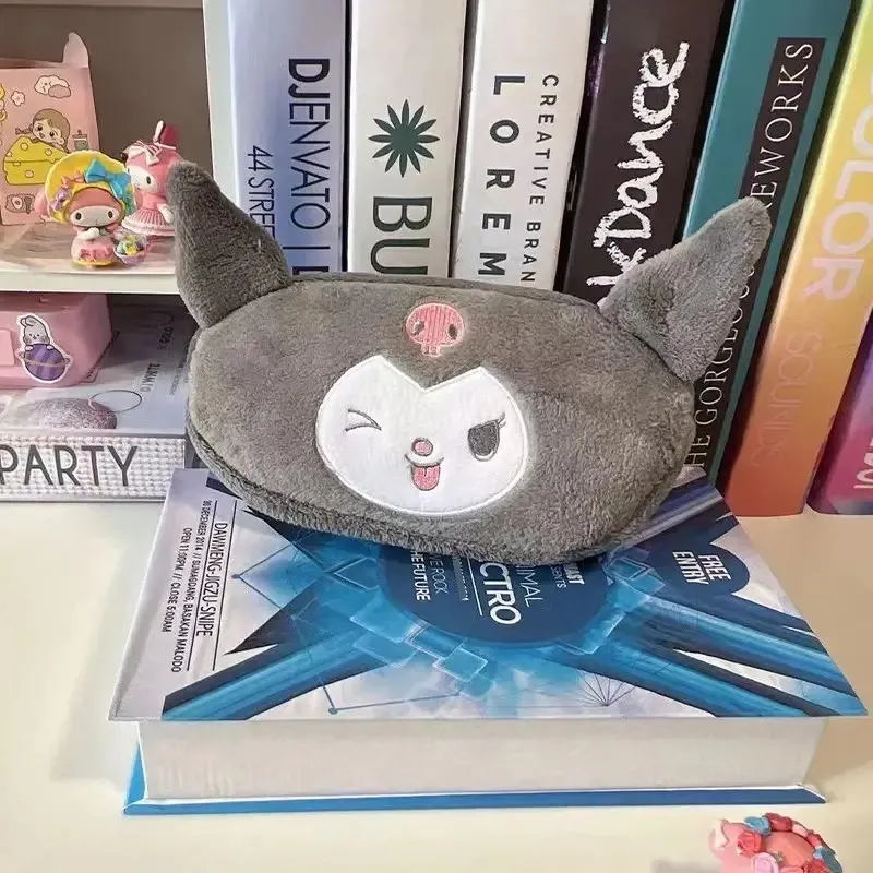 Estuche de Peluche Sanrio Kuromi + Pin de Regalo